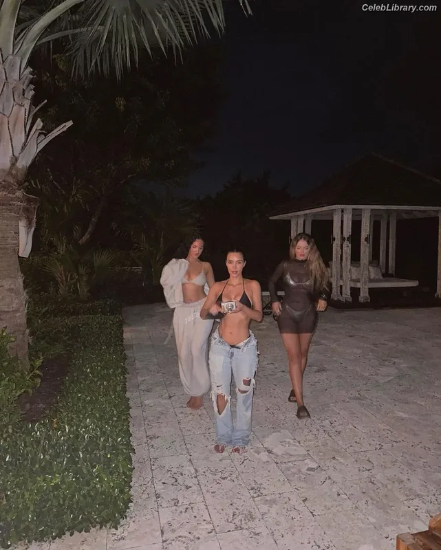 Kim Kardashian photo 11 of 4170