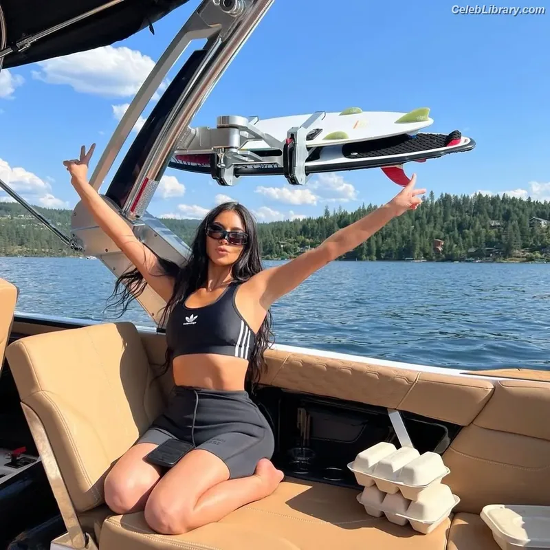 Kim Kardashian photo 13 of 4170
