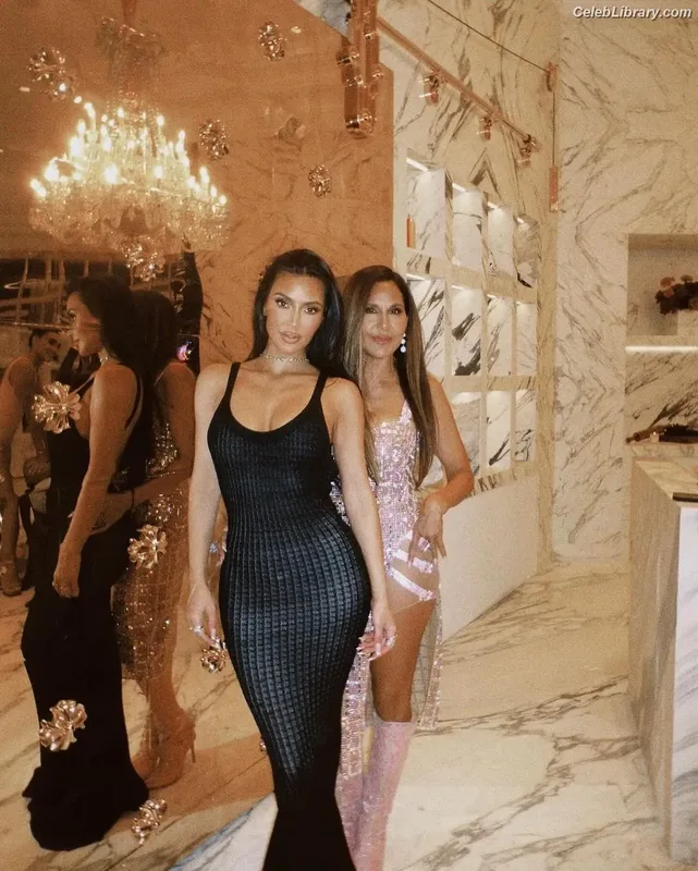 Kim Kardashian photo 16 of 4170
