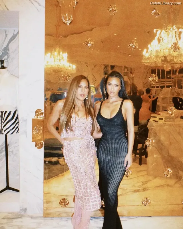 Kim Kardashian photo 17 of 4170
