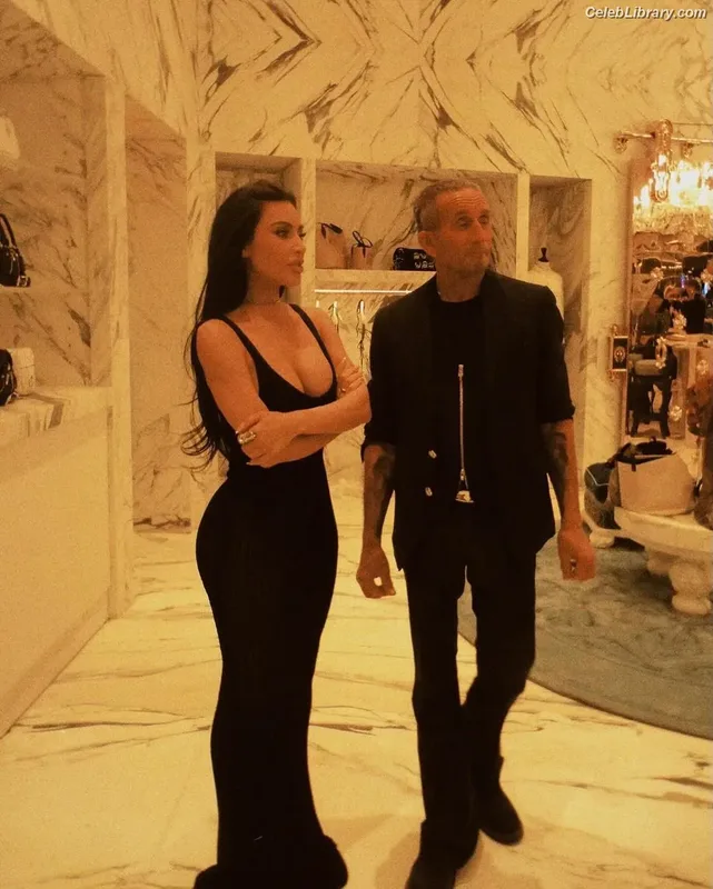 Kim Kardashian photo 19 of 4170