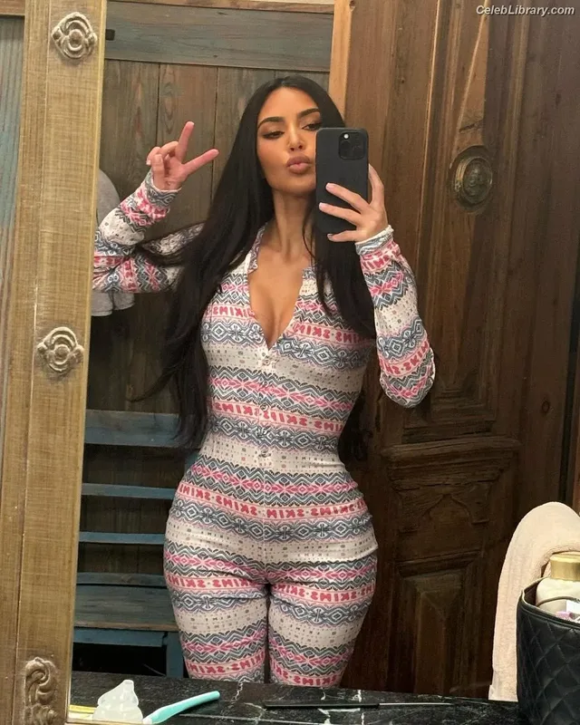 Kim Kardashian photo 20 of 4170