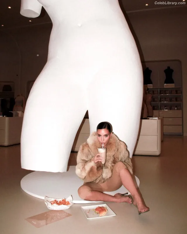 Kim Kardashian photo 9 of 4170