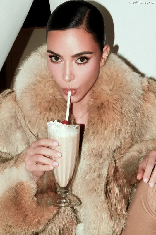 Kim Kardashian photo 10 of 4170