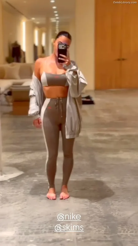 Kim Kardashian photo 12 of 4170