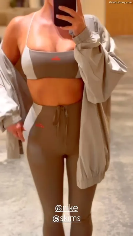 Kim Kardashian photo 14 of 4170