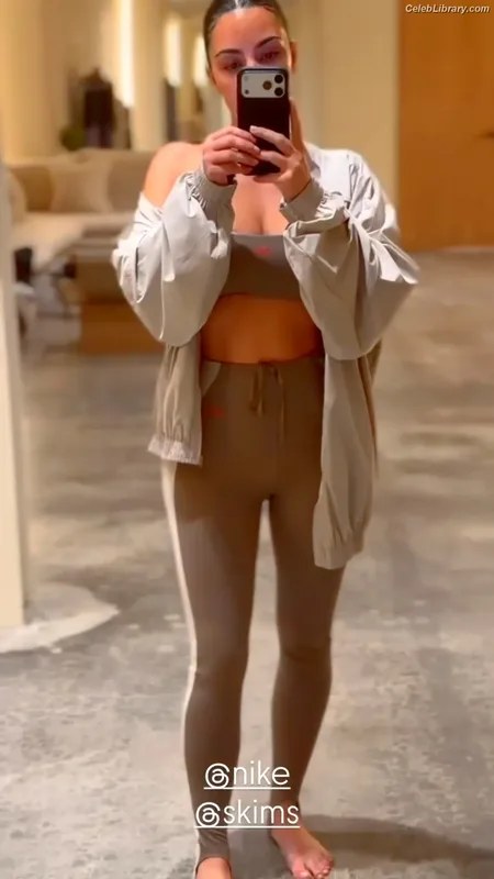 Kim Kardashian photo 15 of 4170