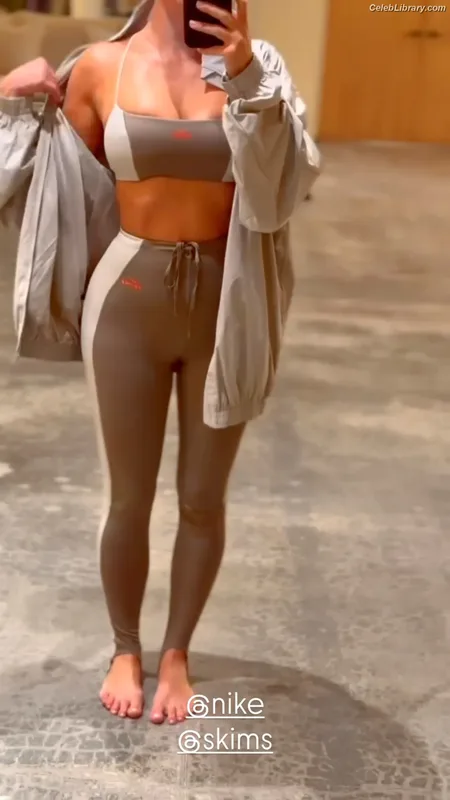 Kim Kardashian photo 17 of 4170