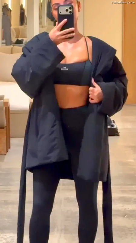 Kim Kardashian photo 21 of 4170