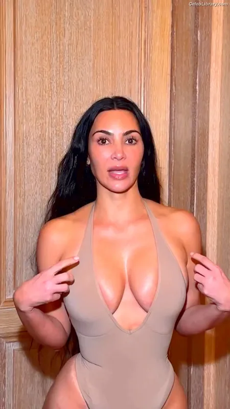 Kim Kardashian photo 16 of 4170