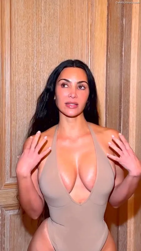 Kim Kardashian photo 17 of 4170