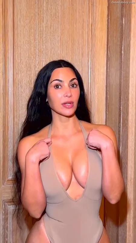 Kim Kardashian photo 21 of 4170