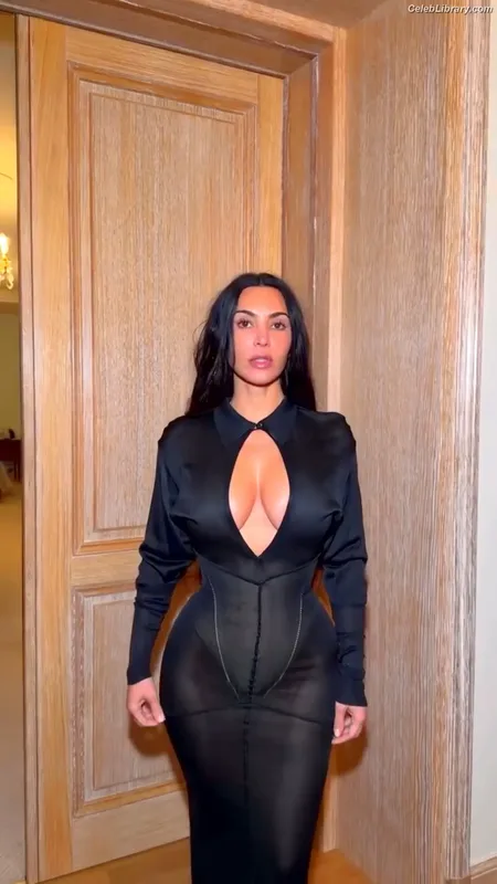 Kim Kardashian photo 24 of 4170