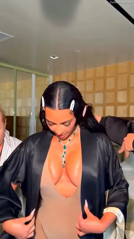 Kim Kardashian photo 3 of 4170