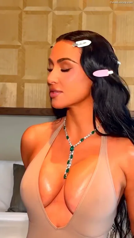 Kim Kardashian photo 5 of 4170