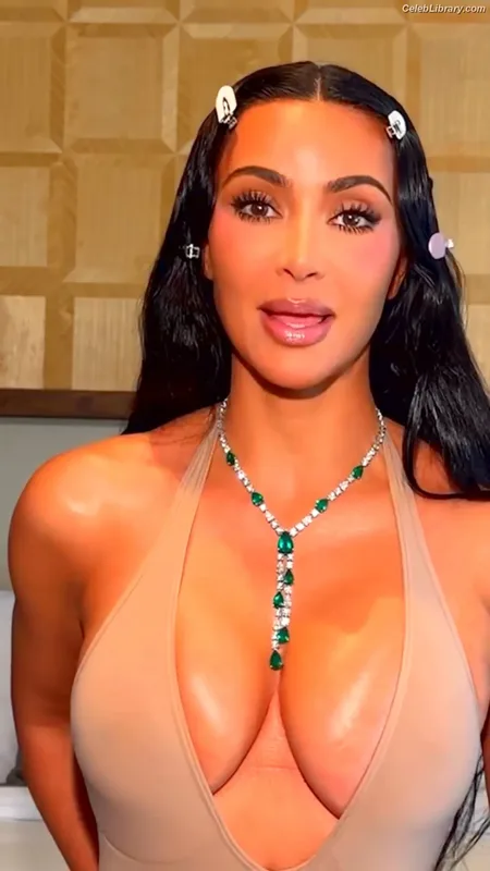 Kim Kardashian photo 7 of 4170