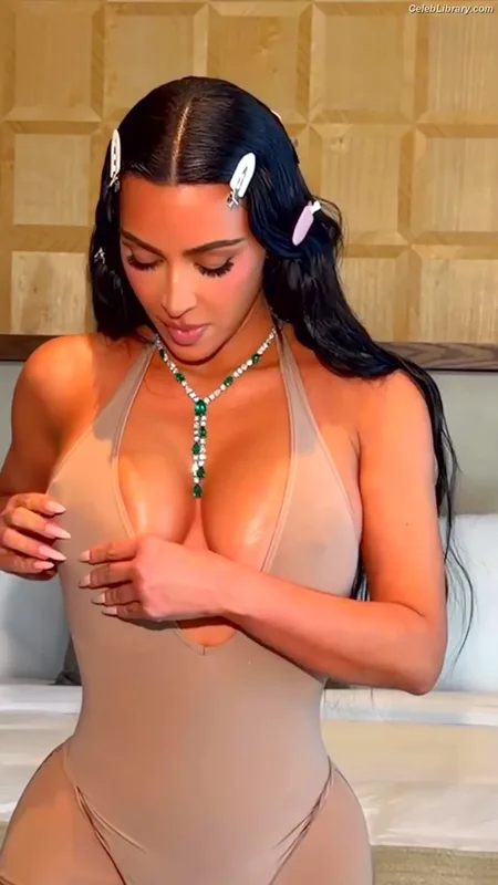 Kim Kardashian photo 14 of 4170