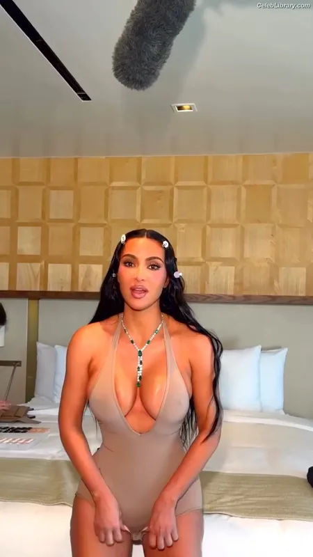 Kim Kardashian photo 22 of 4170