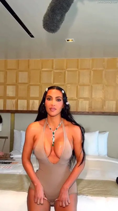 Kim Kardashian photo 23 of 4170