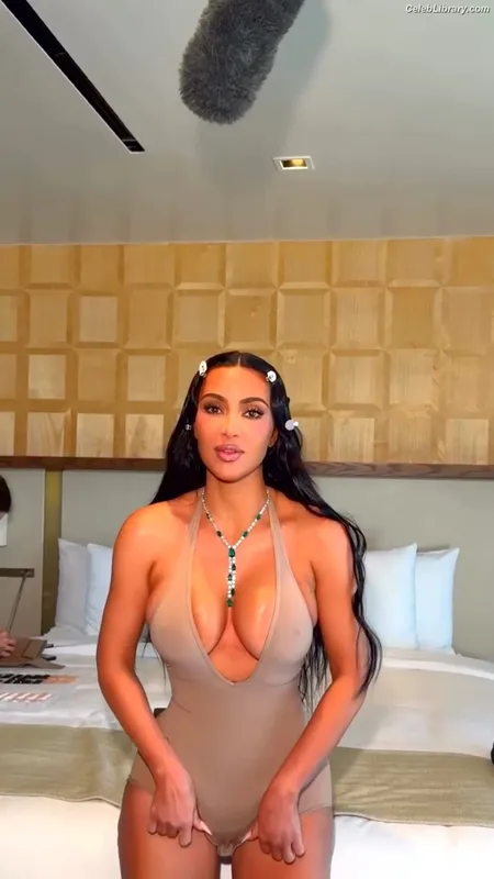 Kim Kardashian photo 24 of 4170
