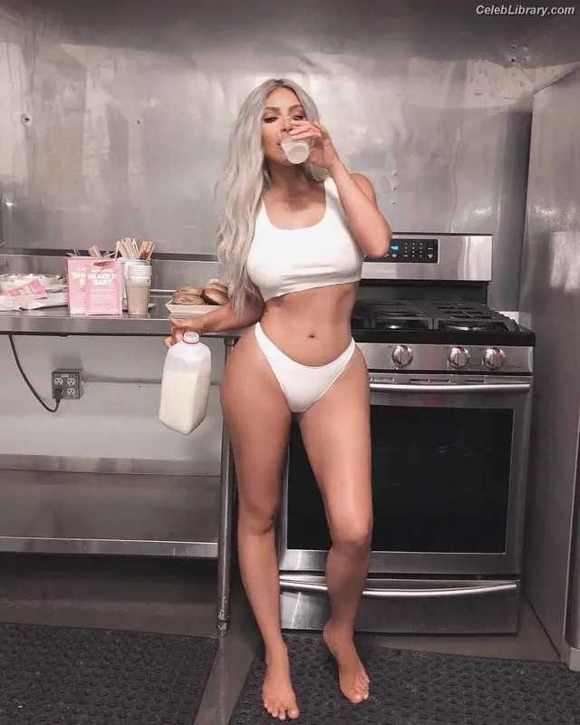 Kim Kardashian photo 3 of 4170