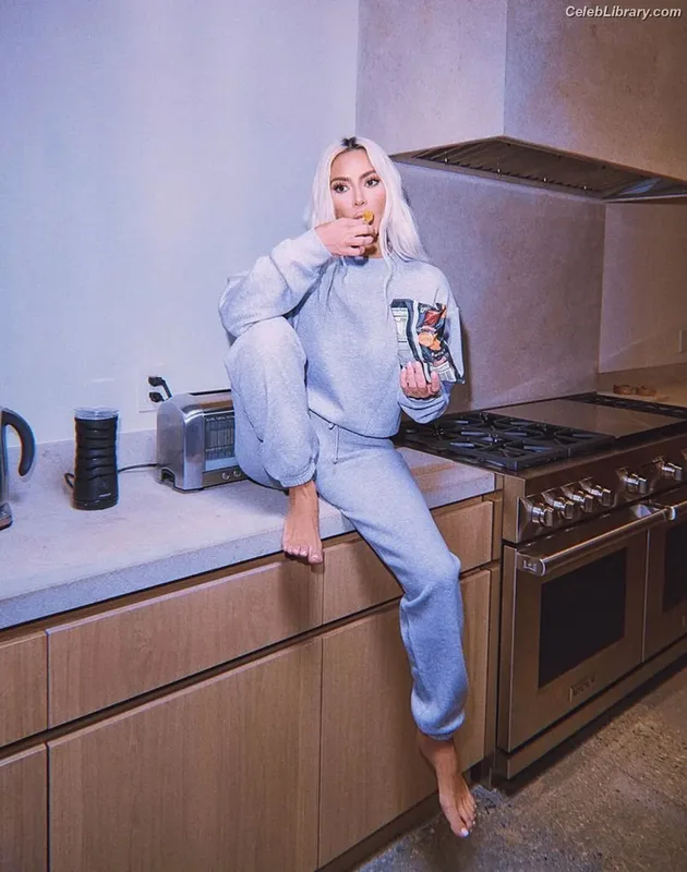 Kim Kardashian photo 14 of 4170
