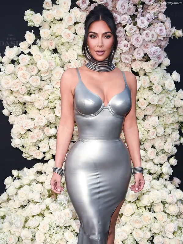 Kim Kardashian photo 16 of 4170