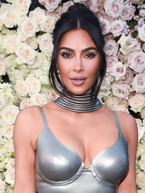 Kim Kardashian photo 18 of 4170