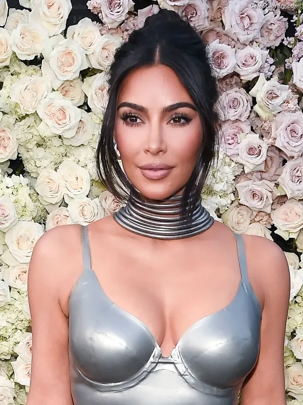 Kim Kardashian photo 3 of 4170