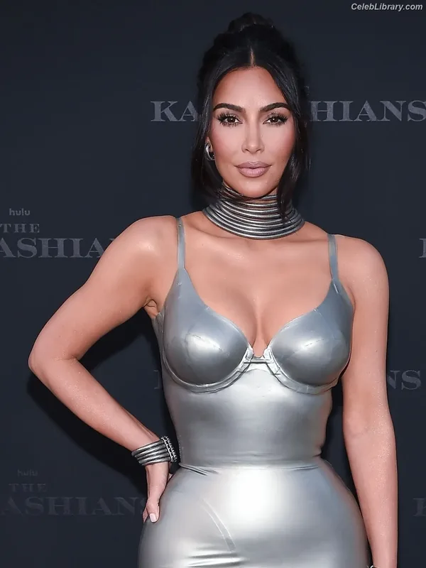 Kim Kardashian photo 10 of 4170