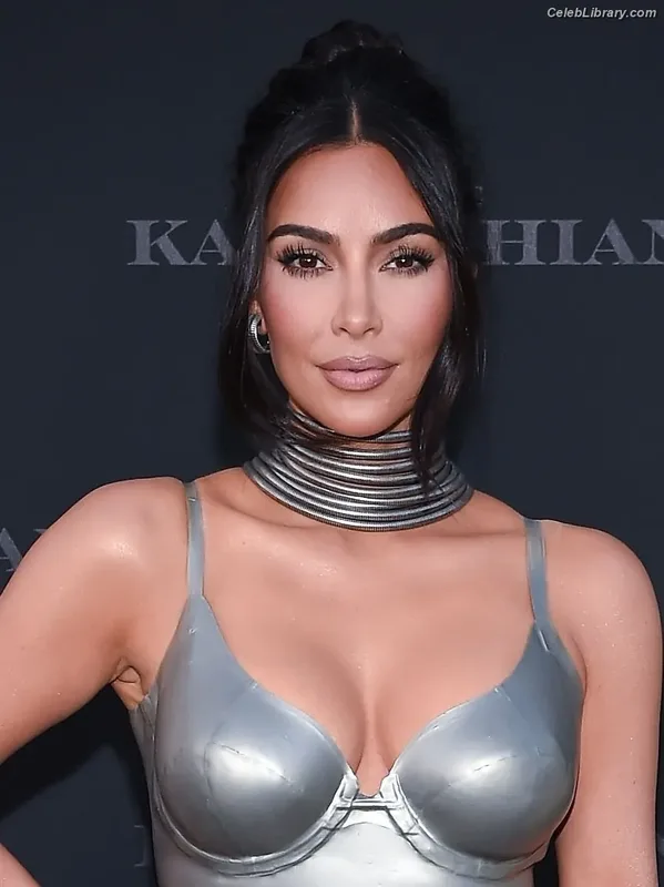 Kim Kardashian photo 11 of 4170