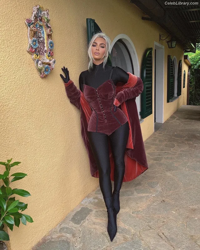Kim Kardashian photo 14 of 4170