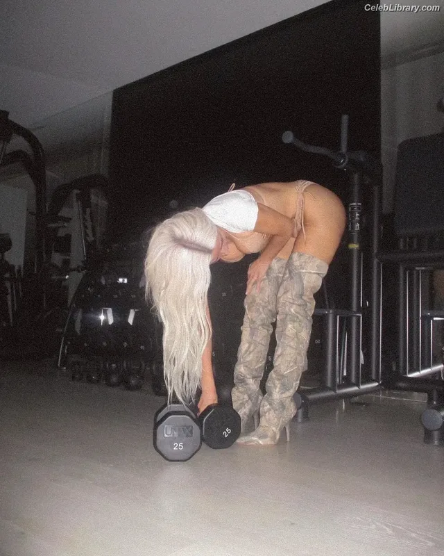 Kim Kardashian photo 3 of 4170