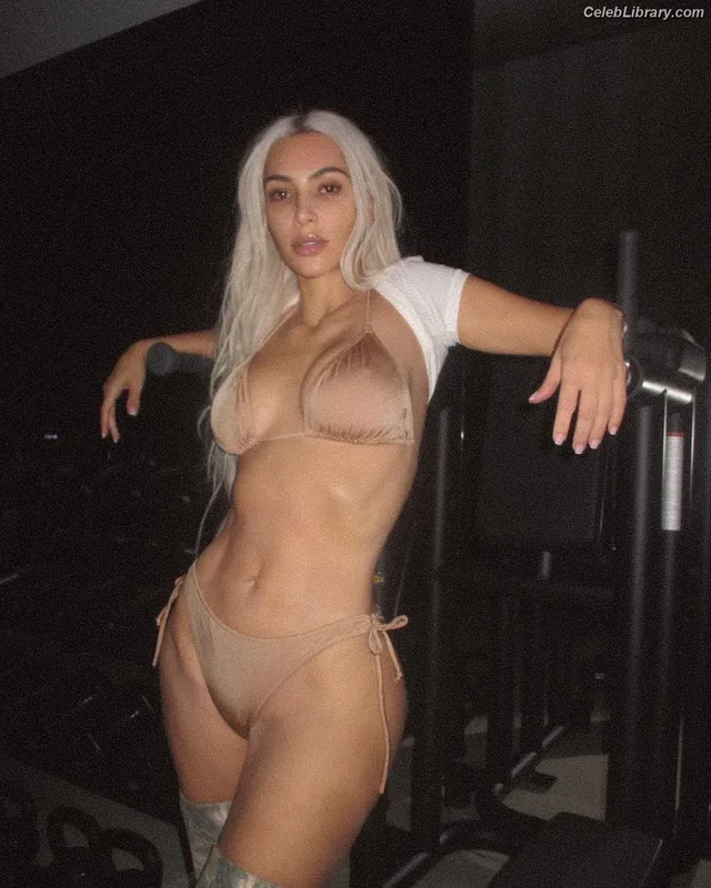 Kim Kardashian photo 5 of 4170