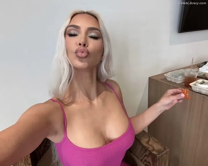 Kim Kardashian photo 2 of 4170