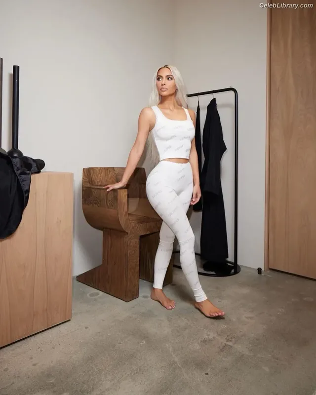 Kim Kardashian photo 17 of 4170