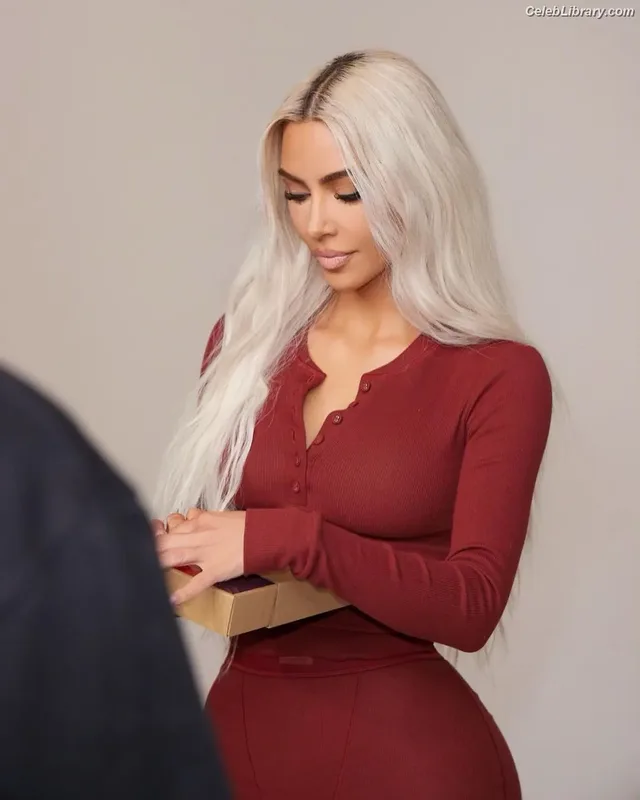 Kim Kardashian photo 18 of 4170