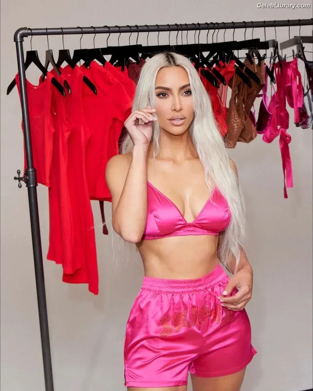 Kim Kardashian photo 22 of 4170