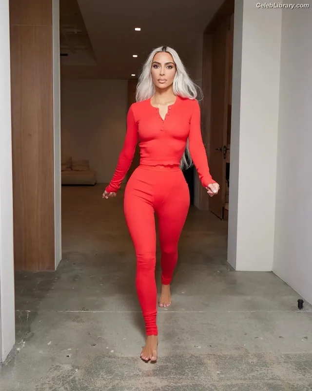 Kim Kardashian photo 2 of 4170