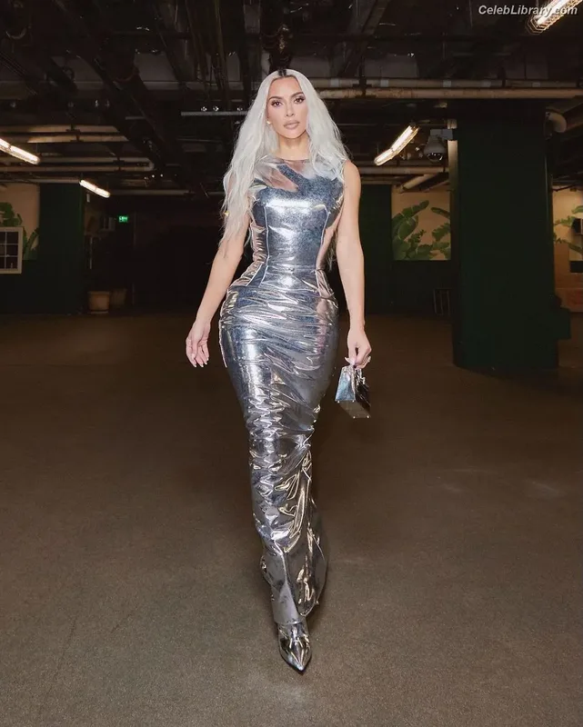 Kim Kardashian photo 3 of 4170