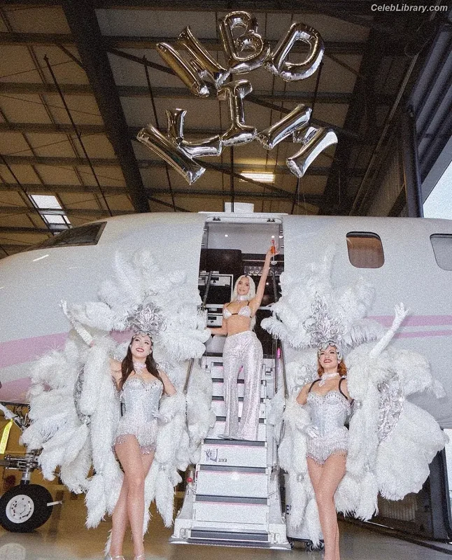 Kim Kardashian photo 19 of 4170