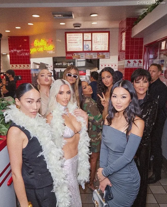 Kim Kardashian photo 21 of 4170