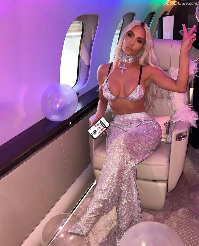 Kim Kardashian photo 22 of 4170