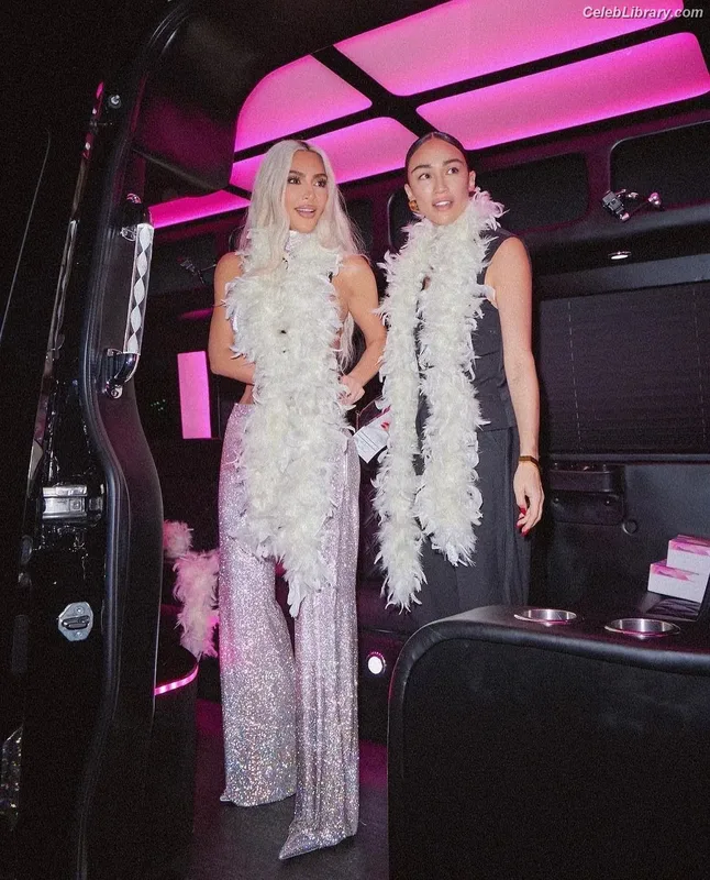 Kim Kardashian photo 3 of 4170
