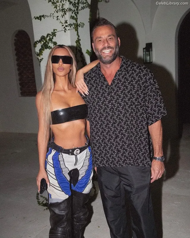Kim Kardashian photo 15 of 4170