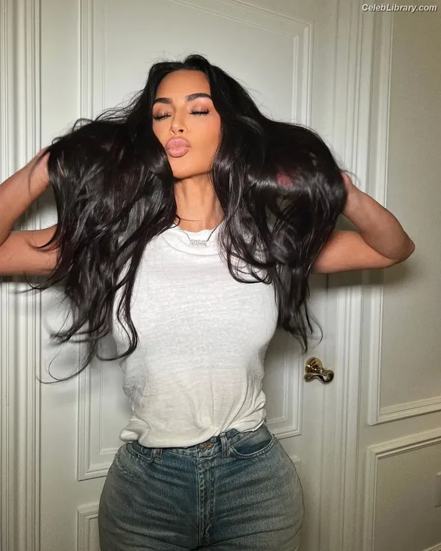 Kim Kardashian photo 7 of 4170
