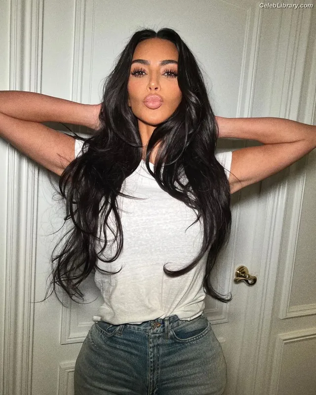 Kim Kardashian photo 8 of 4170