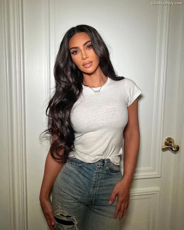 Kim Kardashian photo 9 of 4170
