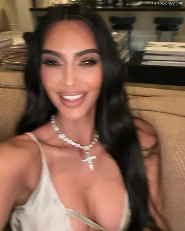 Kim Kardashian photo 10 of 4170