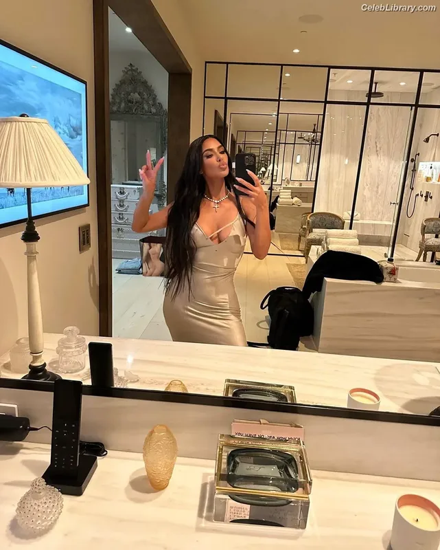 Kim Kardashian photo 11 of 4170